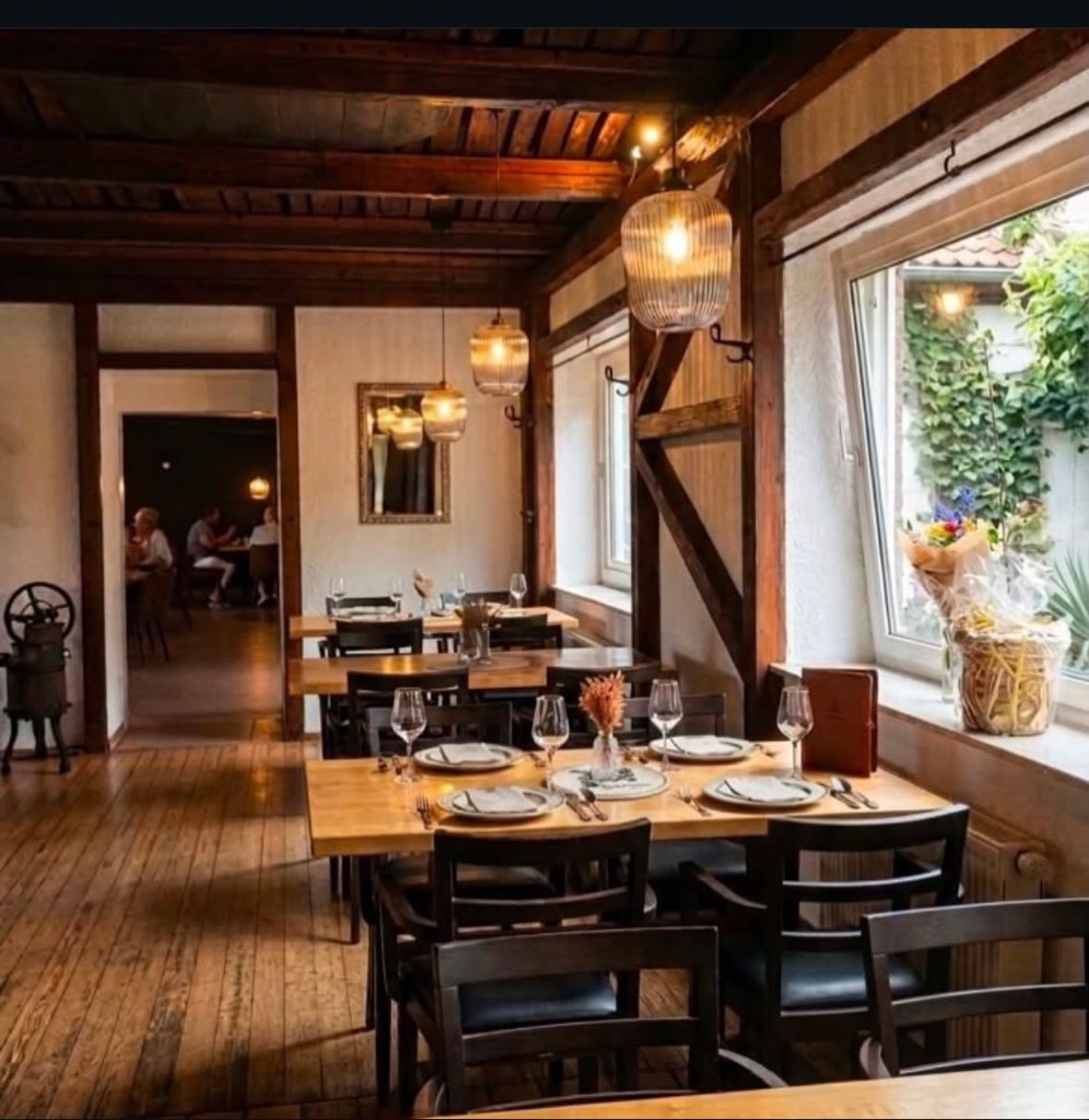 Eleganter Innenraum des Restaurants Seeflamme mit dunklem Holz und warmem Licht