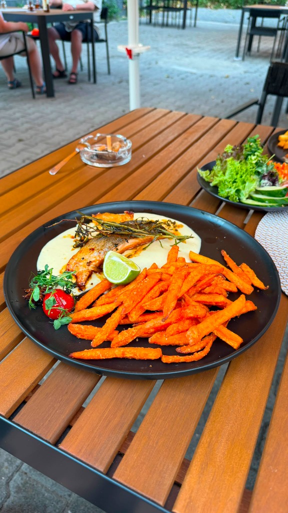 Frischer Fisch mit Zitrone und Kräutern