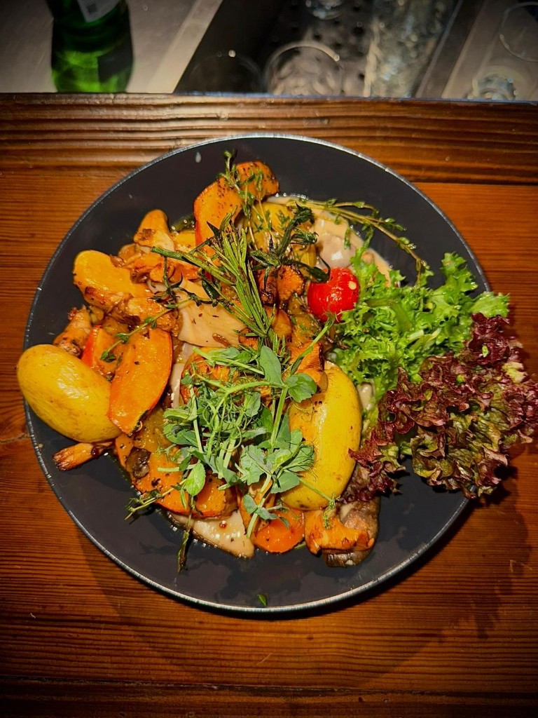 Ofengemüse mit frischem Salat