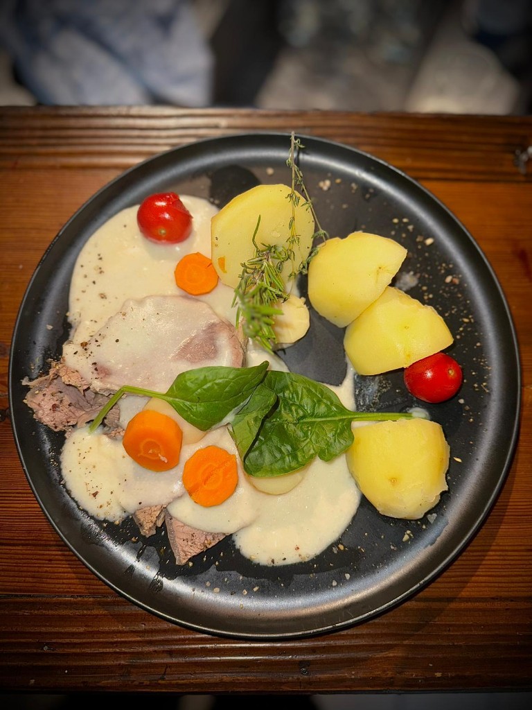 Fleischgericht in Rahmsauce mit Kartoffeln