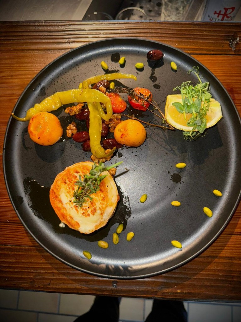Gegrillter Käse mit Aprikosen, Oliven und Kräutern