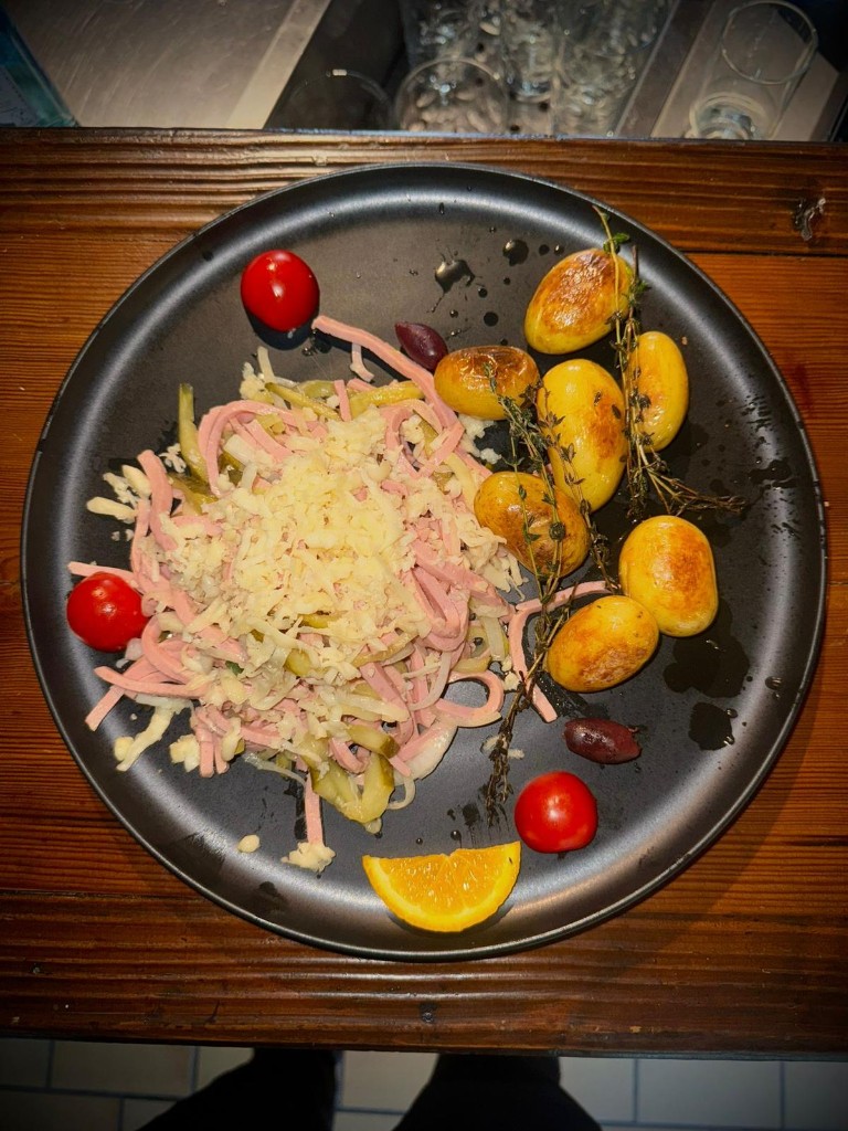 Wurstsalat mit Bratkartoffeln